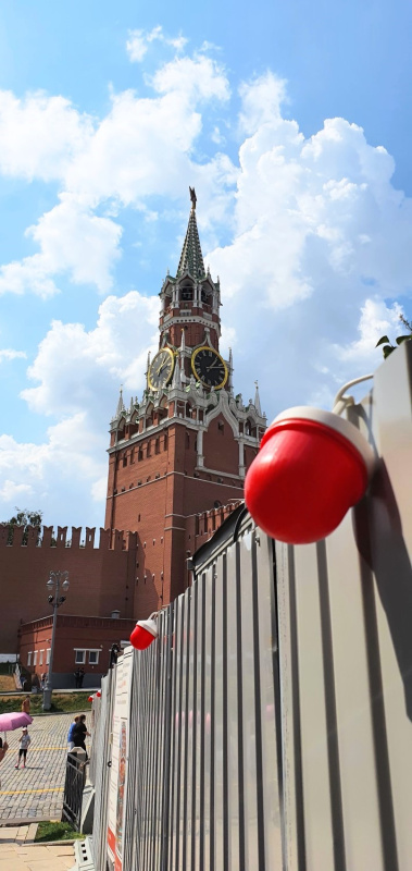 Участок ремонтных работ, обозначенный сигнальными фонарями для лучшей видимости, Красная площадь, г. Москва