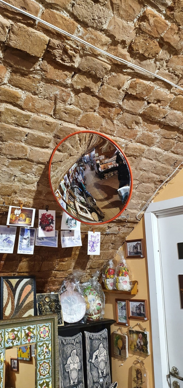 Антикражное зеркало 600 мм на шарнирном креплении  в торговом зале, сувенирный магазин, г. Ярославль