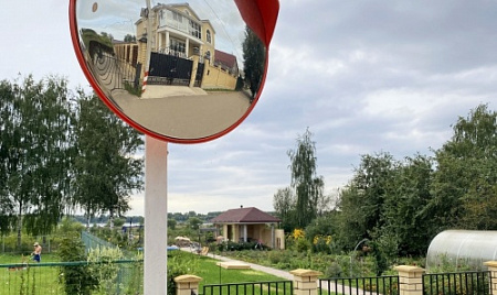 Обзорное зеркало с козырьком на выезде с парковки