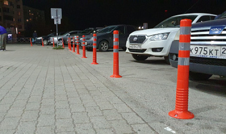 Обозначение мест размещения автомобилей на парковке торгового центра