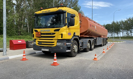 Конус дорожный сигнальный как ограждающий элемент