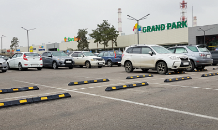 Парковка у ТЦ Армада, Алма-Ата, Казахстан