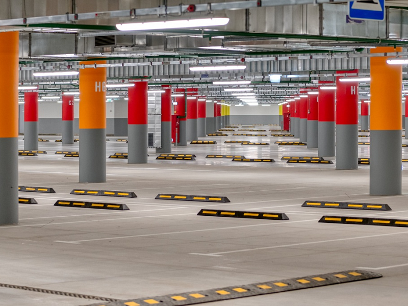 Резиновые колесоотбойники для обозначения машиномест в крытом паркинге Резиновые колесоотбойники для обозначения машиномест в крытом паркинге