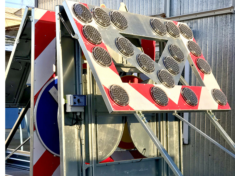 Стрелка сигнальная на прицепе прикрытия Стрелка сигнальная на прицепе прикрытия