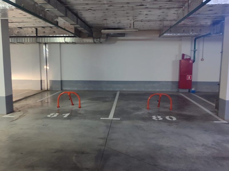 Подземная стоянка с блокираторами парковочных мест Подземная стоянка с блокираторами парковочных мест