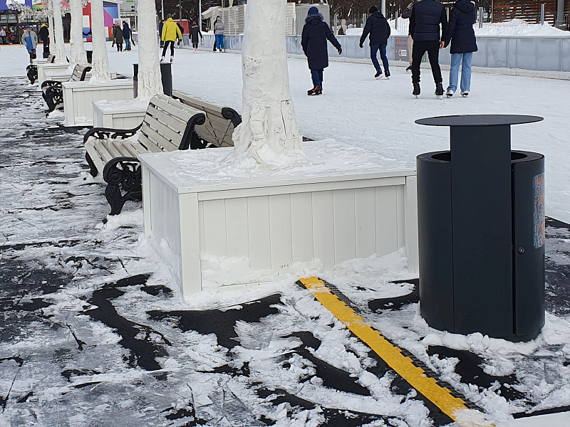 Кабель-канал двухканальный для защиты проводов освещения на катке Кабель-канал двухканальный для защиты проводов освещения на катке