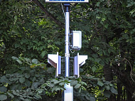 Светофор автономный на стойке дорожного знака