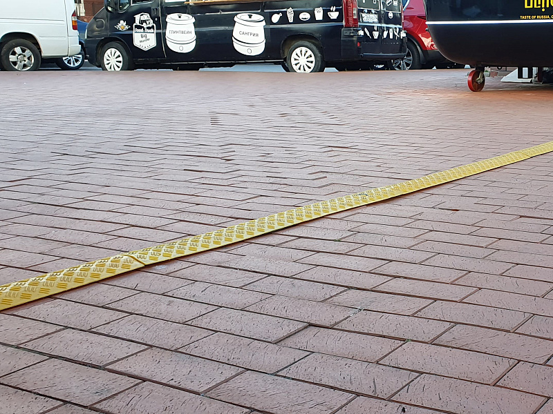 Кабель-канал одноканальный для защиты коммуникаций уличного киоска Кабель-канал одноканальный для защиты коммуникаций уличного киоска