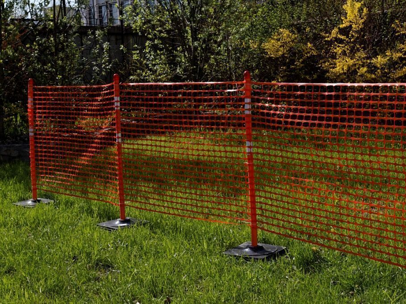 Сетка оградительная с вехами сигнальными для заграждения территории Сетка оградительная с вехами сигнальными для заграждения территории