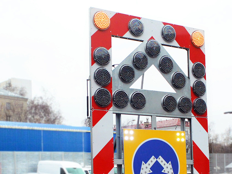 Прицеп прикрытия с импульсными светодиодными стрелками Прицеп прикрытия с импульсными светодиодными стрелками