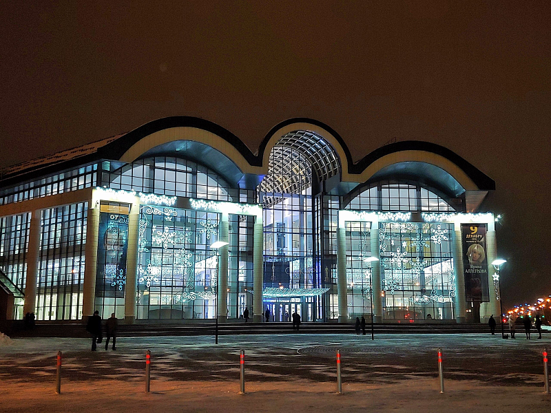 Парковка концертно-зрелищного центра, огороженная съемными парковочными столбиками Парковка концертно-зрелищного центра, огороженная съемными парковочными столбиками