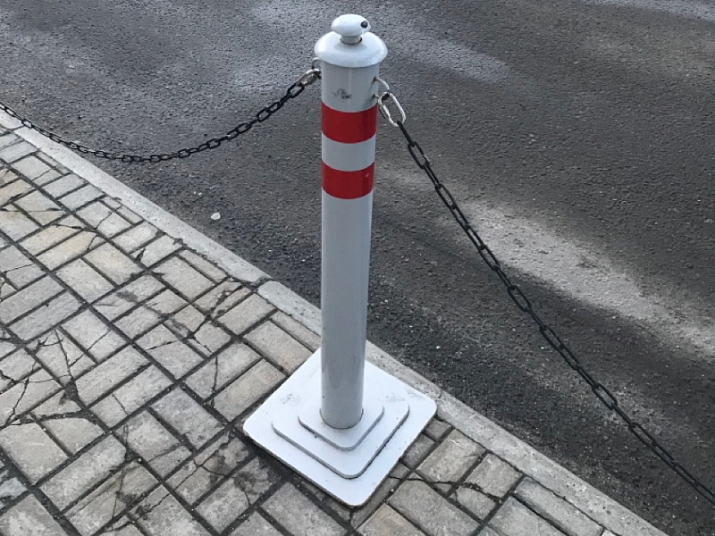 Парковочный столбик передвижной с цепью ограждения Парковочный столбик передвижной с цепью ограждения
