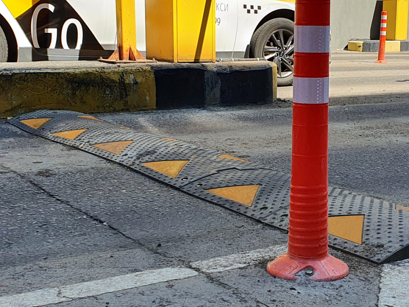 Заезд к терминалам аэропорта, оснащенный искусственной неровностью ИДН-500 Заезд к терминалам аэропорта, оснащенный искусственной неровностью ИДН-500