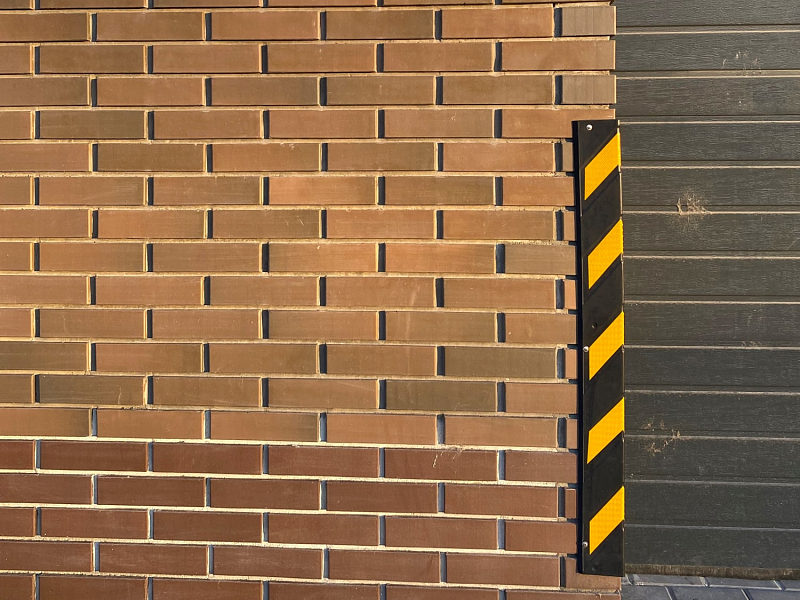 Защита углов ворот въезда на парковку Защита углов ворот въезда на парковку