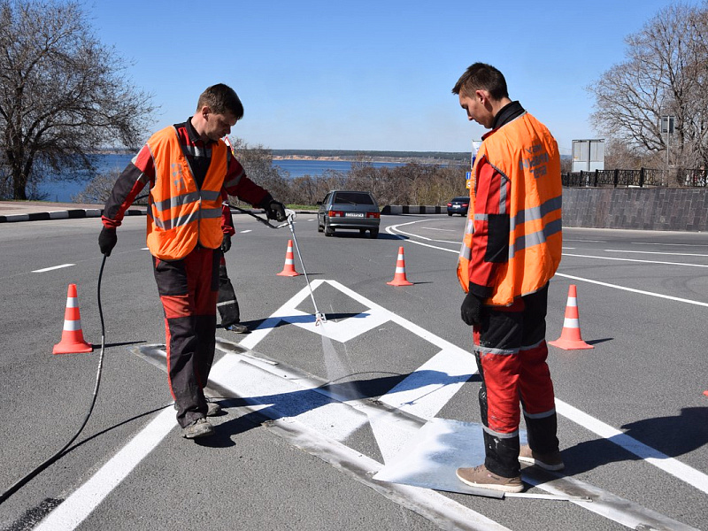 Нанесение разметки с помощью дорожных трафаретов Нанесение разметки с помощью дорожных трафаретов