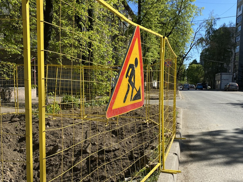 Обозначение места ремонта дороги ограждением и знаком 1.25 Дорожные работы Обозначение места ремонта дороги ограждением и знаком 1.25 Дорожные работы