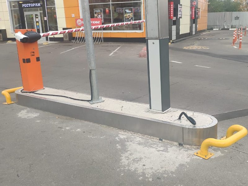 Металлическая защита шлагбаума Металлическая защита шлагбаума