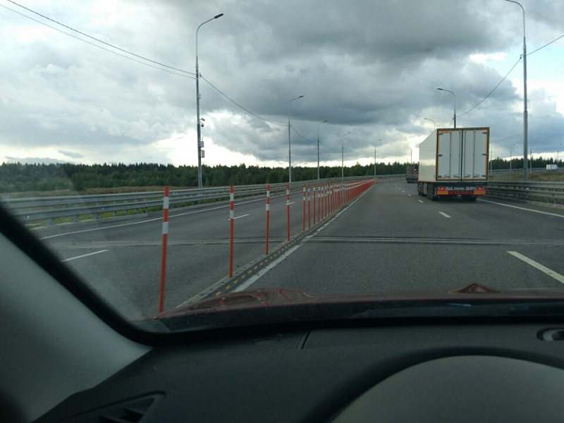 Разделение полос движения на автотрассе делиниаторами с гибкими столбиками Разделение полос движения на автотрассе делиниаторами с гибкими столбиками