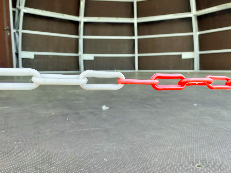 Пластиковая цепь для ограждения уличной сцены Пластиковая цепь для ограждения уличной сцены