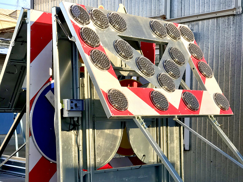 Стрелка импульсная на прицепе прикрытия Стрелка импульсная на прицепе прикрытия