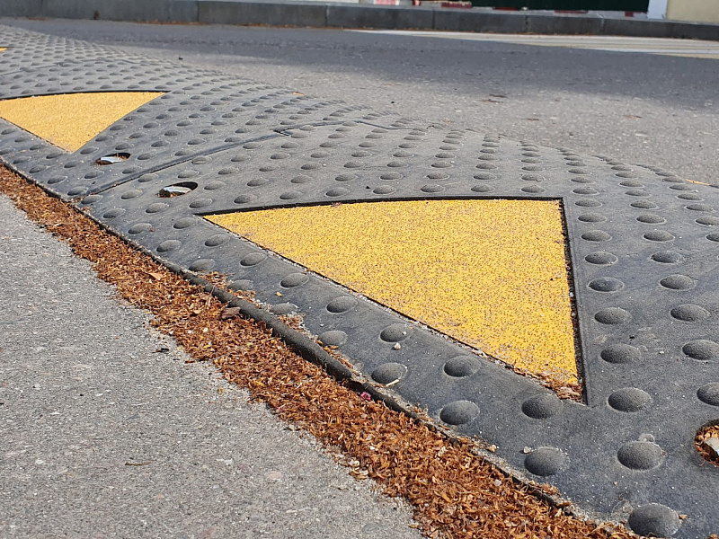 Самоклеящиеся желтые светоотражатели на ИДН Самоклеящиеся желтые светоотражатели на ИДН