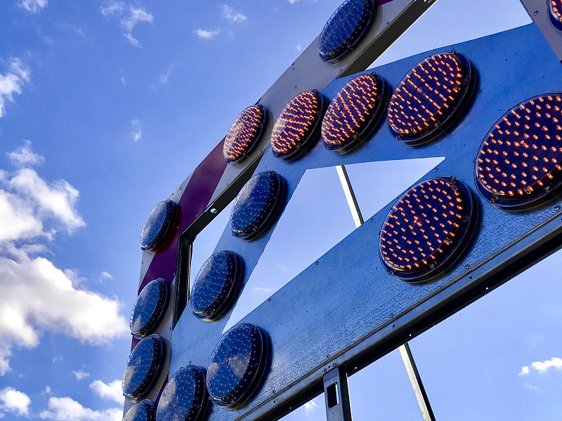 Предупреждающая стрелка для предупреждения об участке ремонтных работ Предупреждающая стрелка для предупреждения об участке ремонтных работ