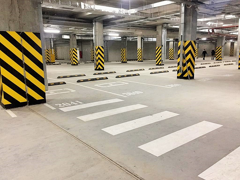 Подземный паркинг, оснащенный колесоотбойными устройствами из композита Подземный паркинг, оснащенный колесоотбойными устройствами из композита