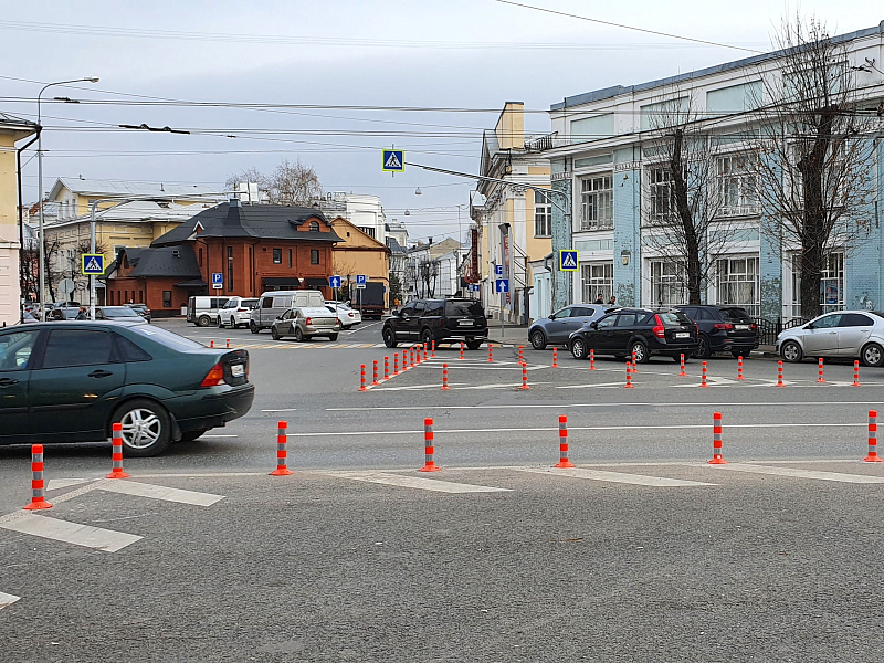 Выделение островков безопасности на проезжей части с помощью мягких столбиков Выделение островков безопасности на проезжей части с помощью мягких столбиков