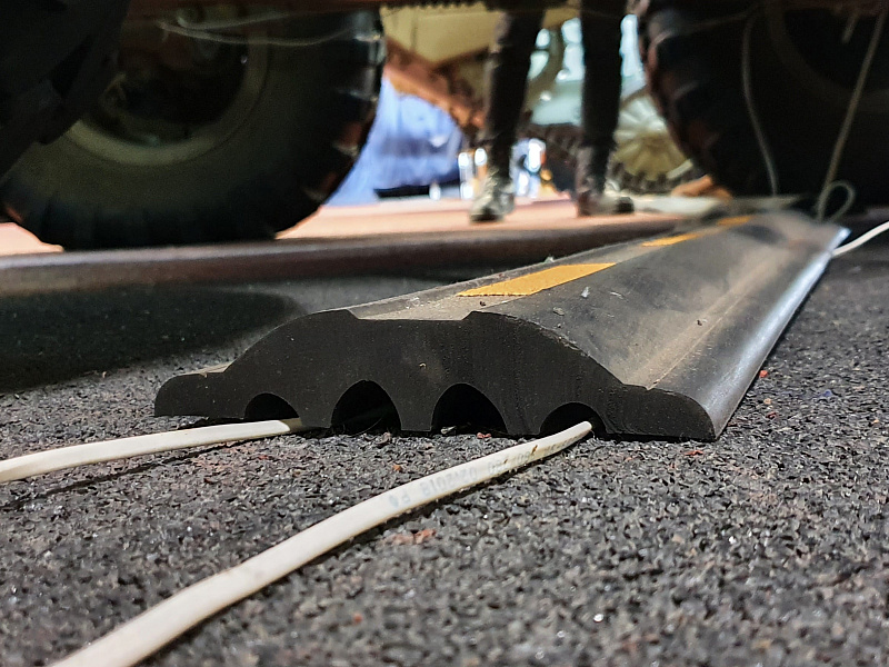 Кабель-каналы гибкие для защиты проводов от наезда транспорта Кабель-каналы гибкие для защиты проводов от наезда транспорта