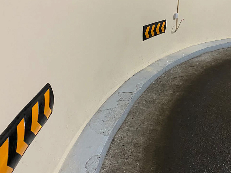 Стеновая защита углов с желтыми светооотражателями Стеновая защита углов с желтыми светооотражателями