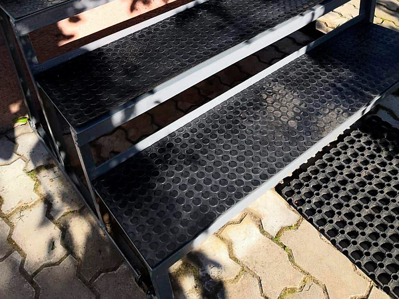 Противоскользящее покрытие на лестничных ступенях наружной лестницы Противоскользящее покрытие на лестничных ступенях наружной лестницы