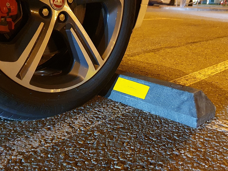 Полимерпесчаный колесоотбойник, ограничивающий движение автомобиля Полимерпесчаный колесоотбойник, ограничивающий движение автомобиля