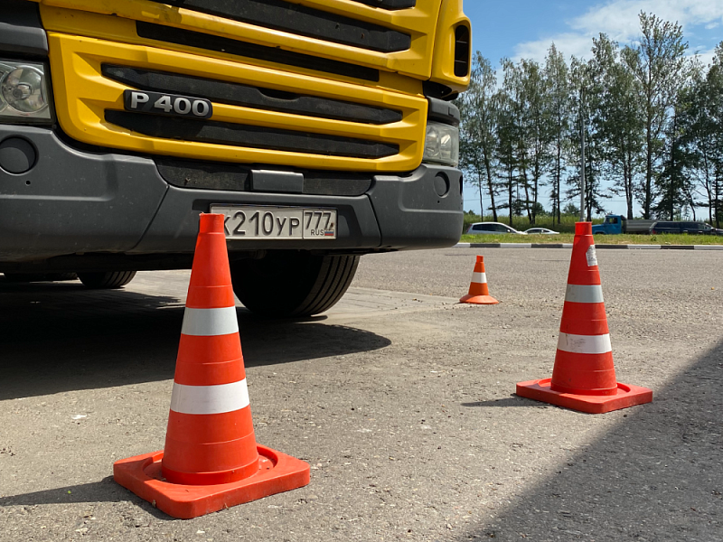 Ограждение зоны стоянки бензовоза на АЗС сигнальными дорожными конусами Ограждение зоны стоянки бензовоза на АЗС сигнальными дорожными конусами