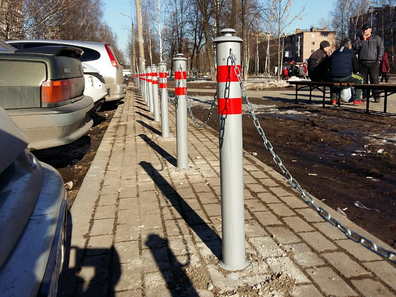 Бетонируемые парковочные столбики с цепью для ограждения парковки Бетонируемые парковочные столбики с цепью для ограждения парковки