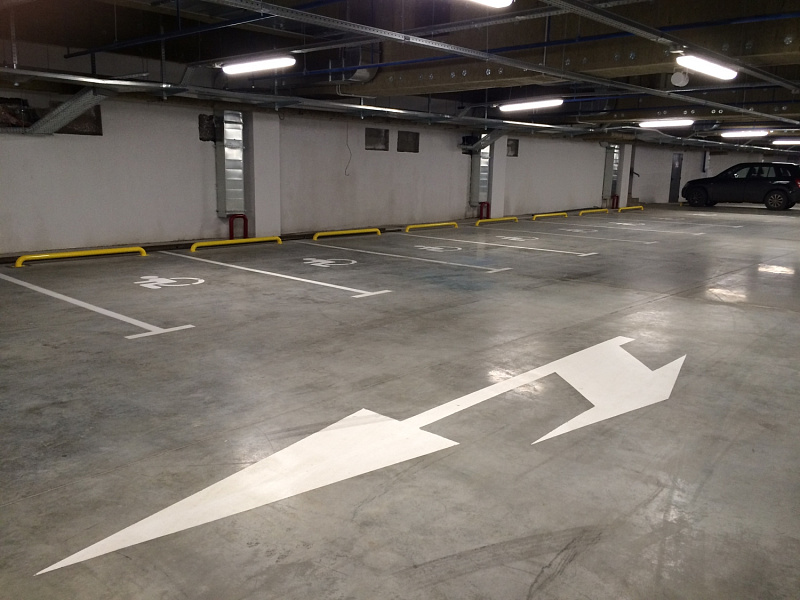 Применение трафаретов в виде стрелок для разметки парковки Применение трафаретов в виде стрелок для разметки парковки
