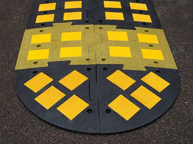 Лежачий полицейский ИДН 1100 со светоотражающими элементами Лежачий полицейский ИДН 1100 со светоотражающими элементами