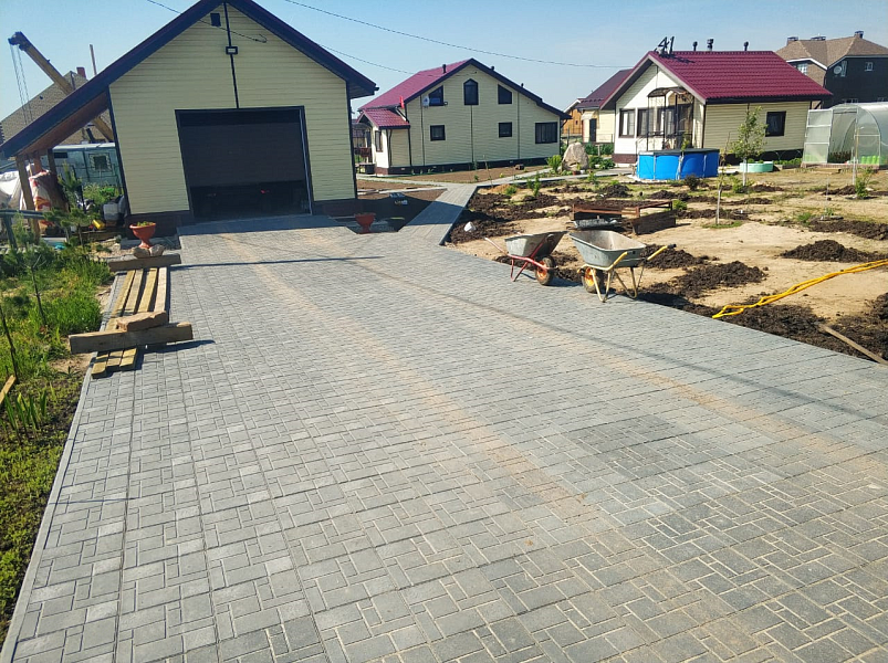 Придомовая территория, выложенная тротуарной полимерпесчаной плиткой Придомовая территория, выложенная тротуарной полимерпесчаной плиткой