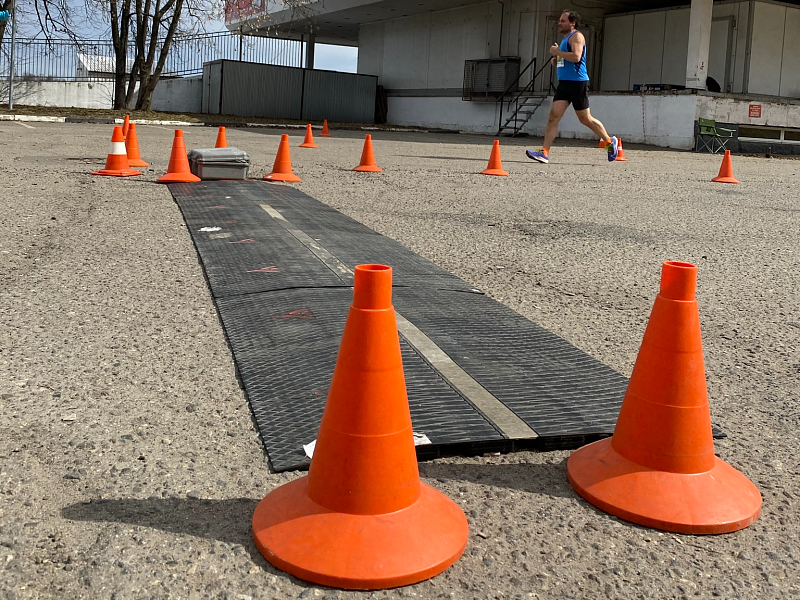 Разметка беговой трассы с помощью конусов дорожных 320 мм Разметка беговой трассы с помощью конусов дорожных 320 мм