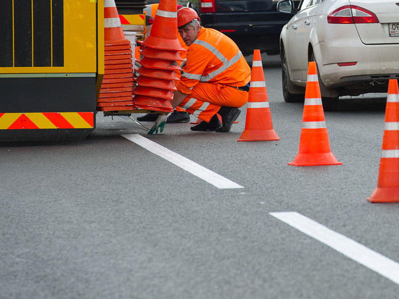 Использование сигнальных конусов 750 мм для ограждения зоны дорожных работ Использование сигнальных конусов 750 мм для ограждения зоны дорожных работ