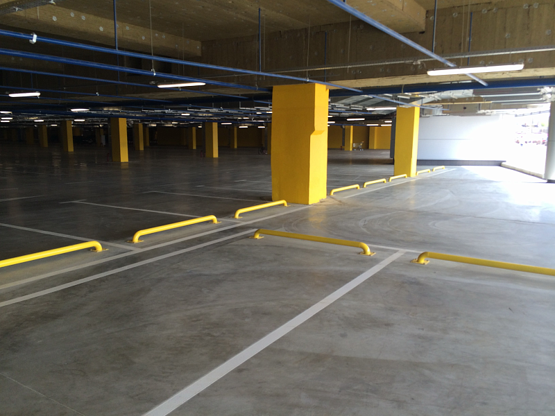 Прямые дорожные отбойники металлические для обозначения мест в крытом паркинге Прямые дорожные отбойники металлические для обозначения мест в крытом паркинге