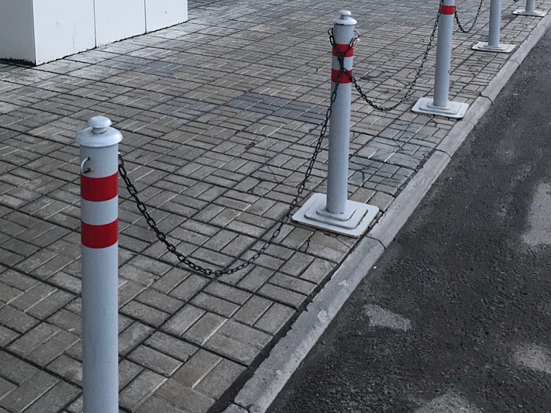 Мобильные столбики с цепью для ограждения Мобильные столбики с цепью для ограждения