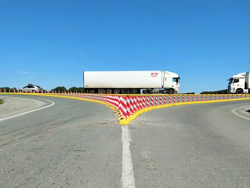 Обозначение направления движения с помощью композитных делиниаторов с сигнальными столбиками Обозначение направления движения с помощью композитных делиниаторов с сигнальными столбиками