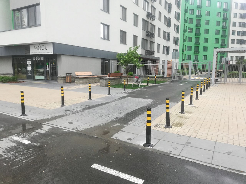 Обозначение выезда со двора с помощью столбиков гибких черных Обозначение выезда со двора с помощью столбиков гибких черных