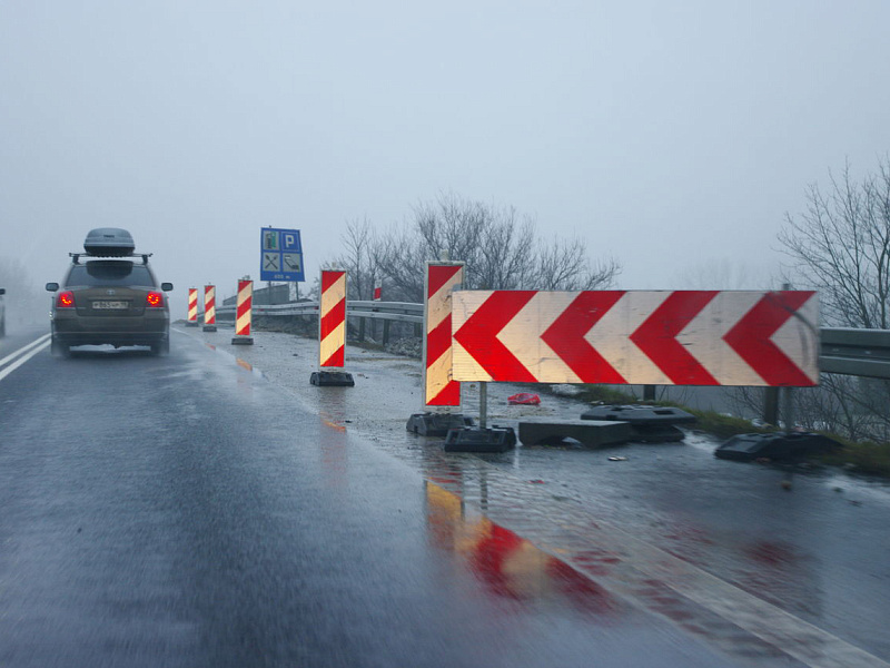 Монтаж сигнальных ограждений на резиновые утяжелители Монтаж сигнальных ограждений на резиновые утяжелители
