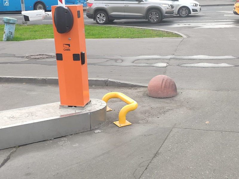 Применение дорожных отбойников как средство защиты шлагбаума Применение дорожных отбойников как средство защиты шлагбаума