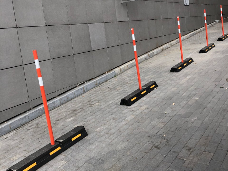 Колесоотбойники с вехами оградительными для обозначения полос движения Колесоотбойники с вехами оградительными для обозначения полос движения