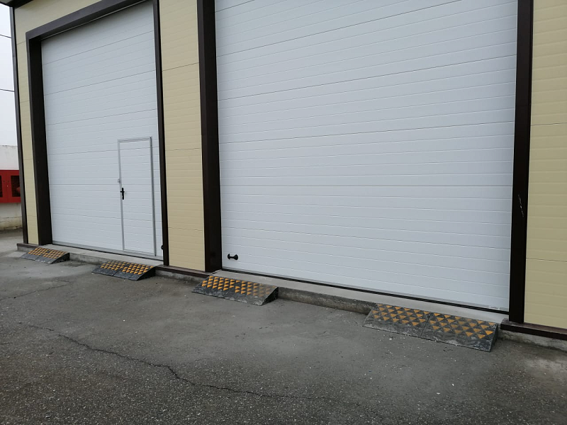 Зона выезда автомобилей из боксов, оснащенная резиновыми пандусами Зона выезда автомобилей из боксов, оснащенная резиновыми пандусами