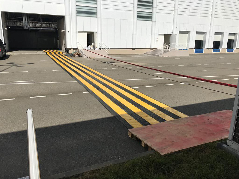 Пятиканальные кабель-каналы для защиты коммуникаций логистического центра Пятиканальные кабель-каналы для защиты коммуникаций логистического центра