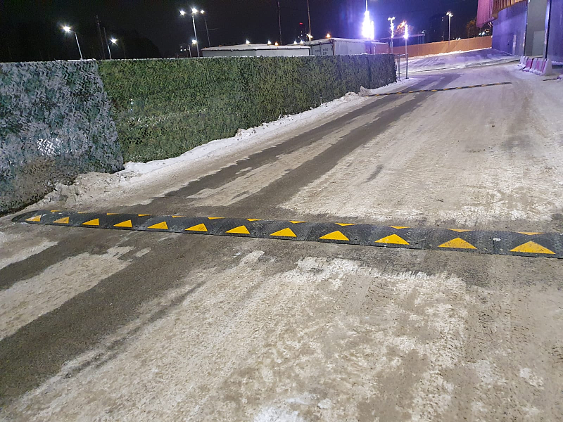 Лежачий полицейский ИДН-500 для безопасного движения по территории вблизи торгового центра Лежачий полицейский ИДН-500 для безопасного движения по территории вблизи торгового центра