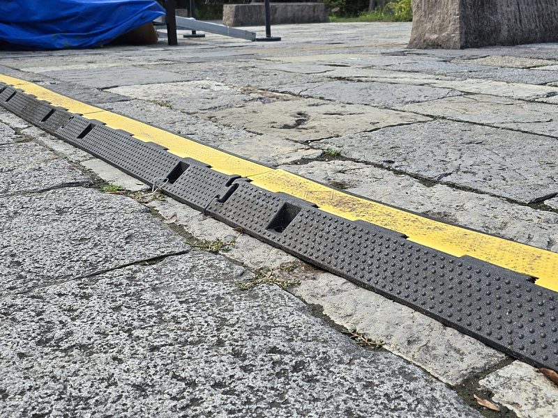 Защита кабеля при помощи одноканального кабельного моста Защита кабеля при помощи одноканального кабельного моста